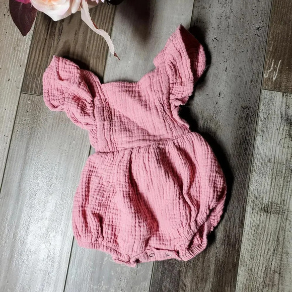 Pink Gauze Baby Girl Flutter Sleeve Bodysuit Romper Size 6M - Picture 1 of 9